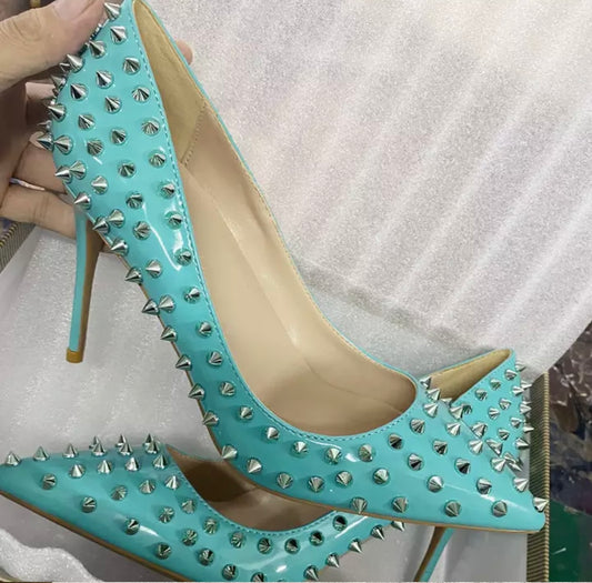 Green court shoes with studs